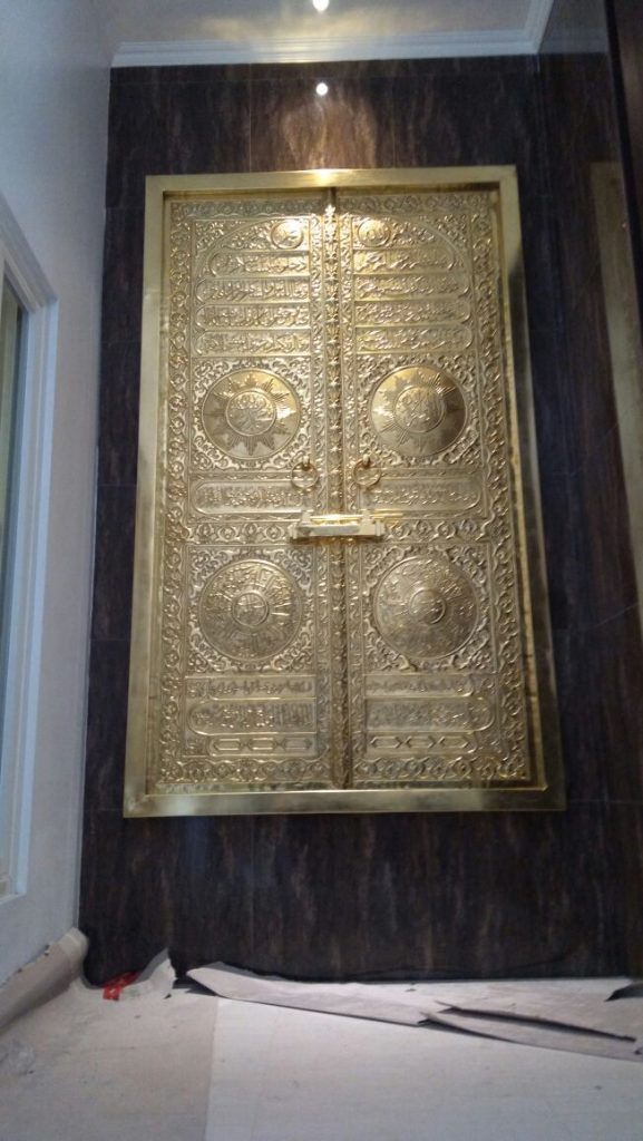 pintu ka'bah kuningan