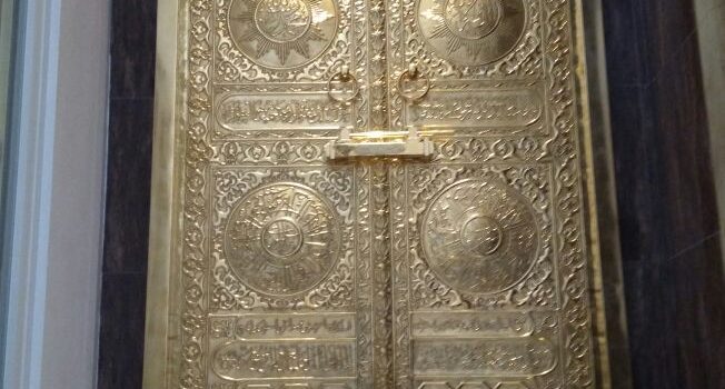 pintu ka'bah kuningan