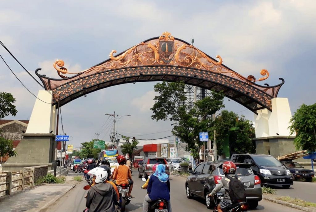 gapura tembaga kuningan
