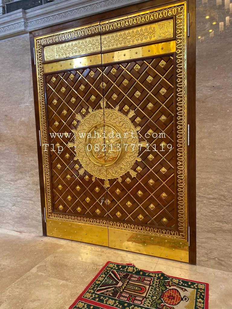 Pintu Masjid Kerajinan Kuningan atau replika pintu nabawi